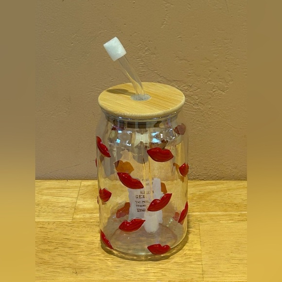 HEARTS AND KISSES 2pc Glass Embossed Lips Luster Sippers + Lid & Straw. NWTS - Picture 5 of 5